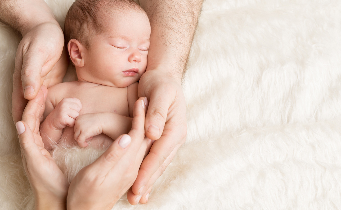 Baby in den Händen der Eltern