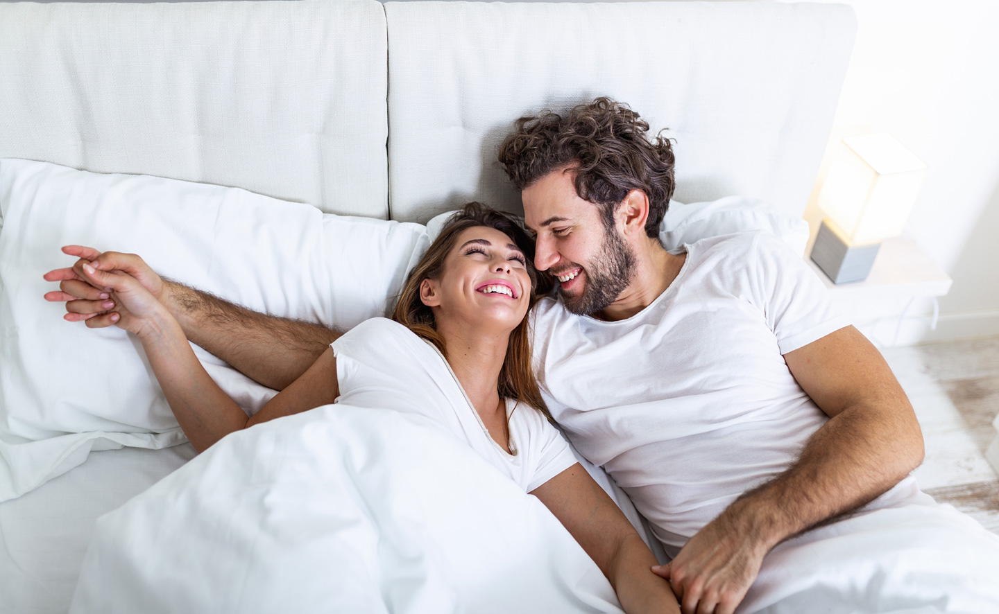 Ein Paar im Bett