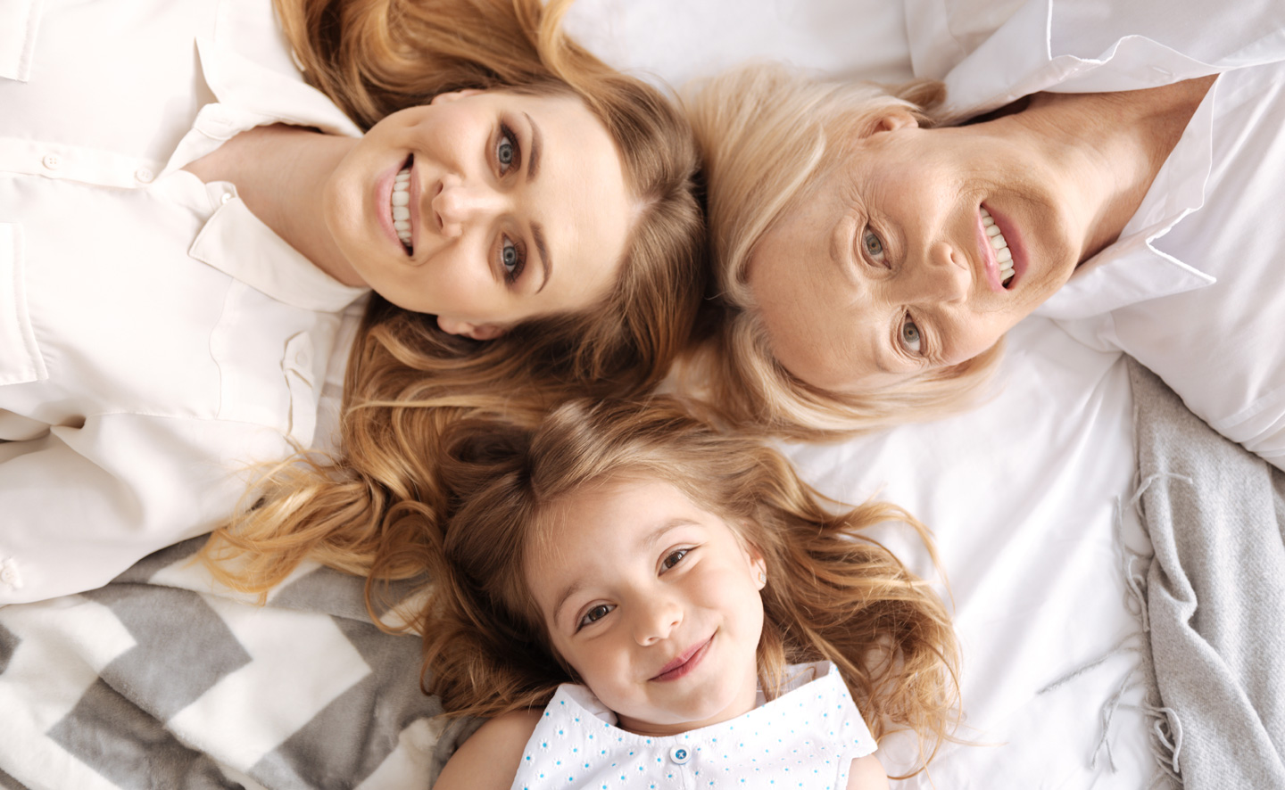 3 junge Frauen am Boden liegend 