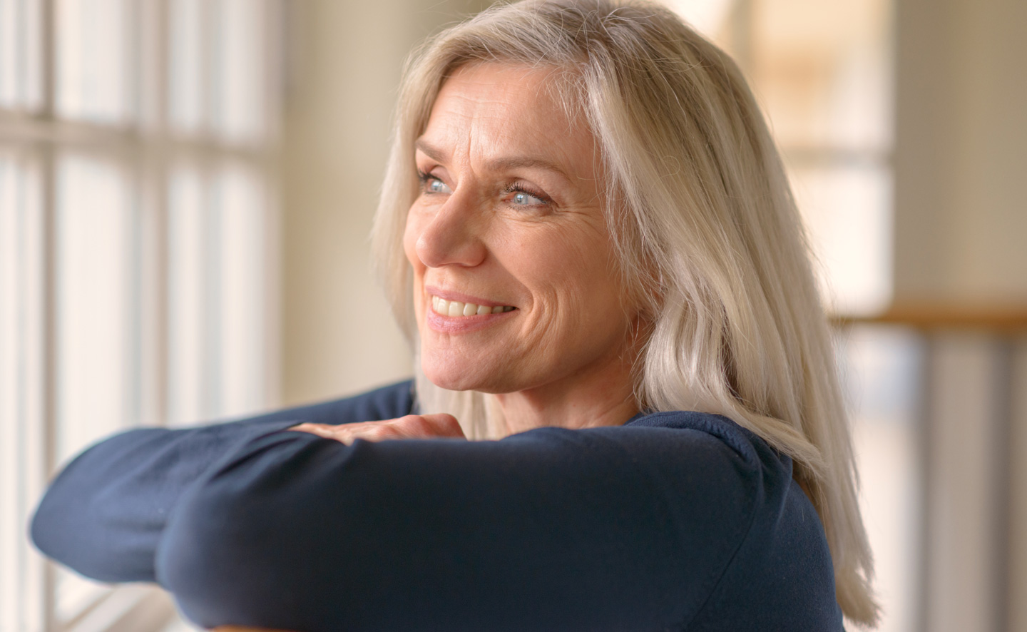 Eine Frau blickt zum Fenster