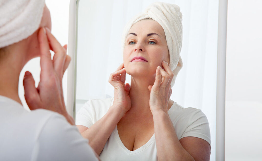 Eine Frau blickt zum Fenster